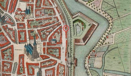 <p>Uitsnede uit de kaart van Johan Bleau uit 1649. Hierop is zichtbaar dat de nieuwe vestingwerken aangelegd zijn buiten de middeleeuwse stadsmuur. De stadsmuur is desondanks wel gehandhaafd en bleef daardoor een wezenlijke functie vervullen voor de stadsverdediging. De kaart maakt zichtbaar dat de Koestraat nog niet volledig volgebouwd is. Rood omcirkeld de locatie van Koestraat 6-8, pal achter het Suikerberg bolwerk. [1649, Johan Bleau, Toonneel der Steden van de Vereenighde Nederlanden, Met hare Beschrijvingen, p. 338 (uitsnede)]</p>
